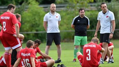 Bild: A. Schwarzmeier
Pfreimds Trainer Tobias Bernklau (stehend rechts) hatte nach der 1:3-Heimniederlage gegen Grafenwöhr Redebedarf.