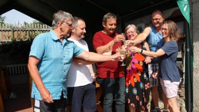 Bild: pi
Manfred Janker, Sven Thalhauser, Peter Ertl, Ingrid Grad, Thomas Graf und Anja Thalhauser (von links) stoßen auf ein gelungenes Werk an.