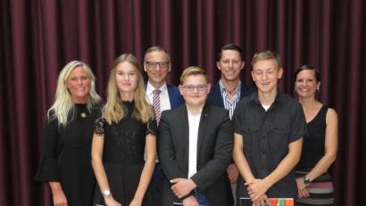 Bild: ubb
Als beste Absolventen verließen mit einem Notendurchschnitt von 1,9 Anna Ernstberger, Patrick Fuchs und Fabian Bauer (vorne von links) die Mittelschule Waldsassen. Es gratulierten Schulleiterin Claudia Strobel-Dietrich, Bürgermeister Bernd Sommer, Klassenleiter Felix Staufer und Konrektorin Petra Burger (hinten von links)