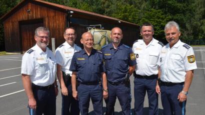 Bild: fz
An seinem letzten Arbeitstag wird Verkehrserzieher Georg Hüttner (Dritter von links) verabschiedet. Sein Nachfolger ist Thomas Nörl (Dritter von rechts).