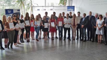 Bild: Bühner
Preisträger und Ehrengäste bei der Preisverleihung für Jahrgangsbeste an der Europaberufsschule.