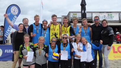 Bild: exb
Der Beachvolleyball-Nachwuchs schnitt beim Bundespokal-Wettbewerb famos ab. Unter anderem belegte das Duo Lotta Weiß/Samira Winkler (knieend Mitte) aus Weiden/Regenstauf den ersten Platz.