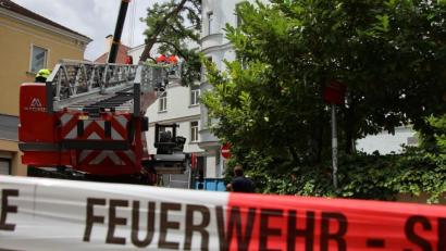 Bild: Alexander Auer
Am Montagvormittag lehnte ein Baum an einem Regensburger Hotel. Verletzt wurde niemand, allerdings gestaltete sich die Bergung schwierig.
