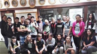 Bild: rgr
Sechstklässler der Mittelschule Grafenwöhr besuchen den Schützenverein "Hubertus".