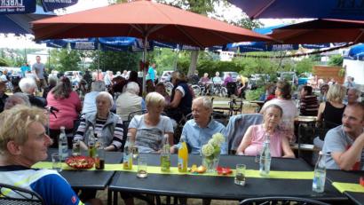 Bild: ksi
gute Unterhaltung beim Sommerfest