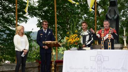 Bild: bey
Pater Thomas Mühlberger ist aus Wien mit dem Motorrad und der entsprechenden Kleidung angereist. Es war sein Wunsch auch als Motorradfahrer, aber mit der Stola, den Festgottesdienst zu feiern.