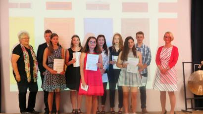 Bild: jzk
Rektorin Christine Wiesend (rechts) und Christiana Zaglmann (links) danken den ausscheidenden Schulbuslotsen.