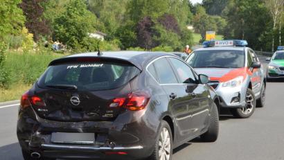 Bild: dob
Der Fahrer dieses Opels wollte nach links in die Ortschaft Michldorf abbiegen und wurde von einem nachfolgenden Fahrzeuglenker übersehen. Beide Fahrzeuginsassen zogen sich mittelschwere Verletzungen zu.