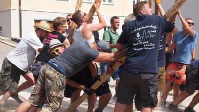 Bild: sön
Armschmalz war beim Baumaufstellen gefragt und der Schweiß floss in Strömen.