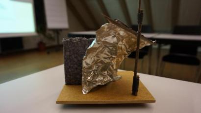 Bild: eib
Eine Modell-Ansicht des Kunst-Projekts, das in den vergangenen Tagen auf der Bügellohe beim Hüttl-Haus realisiert wurde.