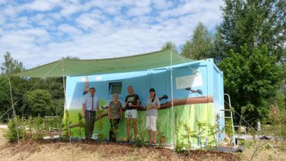 Bild: Stefanie Gradl
Vilsecks Bürgermeister Hans-Martin Schertl und Adolfine Nitschke von der Tourist Info bestaunen die künstlerische Arbeit von Luke Luber und Solveig Dejardin (von links).