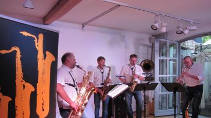 Bild: aks
Von den Beatles, Gershwin und Mancini bis Stevie Wonder und Joe Zawinul hatten "The Sax-Brothers" alles im Programm, was zum Soundtrack eines Bilderbuch-Sommerabends in Elbart gehört.