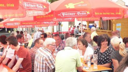 Bild: lep
Gute Gespräche, Blasmusik und Sonnenschein: Der Biergarten am Marktplatz ist bei den Gästen beliebt.