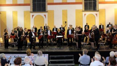 Bild: do
Erneut beeindruckt in Speinshart das mächtige Ensemble des Neustädter Salonorchesters mit Maestro Nico Dick mit musikalischen Spezialitäten aus der Wiener Doppelmonarchie.