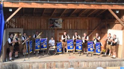 Bild: wku
Auf der Bühne im Pfarrgarten unterhalten die Dagesteiner Musikanten ihr Publikum mit beliebten Stücken der bayerischen und böhmischen Blasmusik.