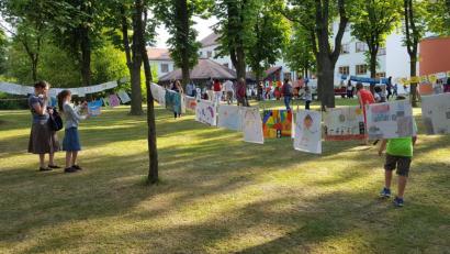 Bild: opp
Eine Kunstausstellung bereicherte das Programm zum Abschlussabend in der Markgraf-Diepold-Grundschule.