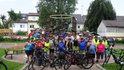 Bild: exb
Das Bild zeigt die Gruppe in Türkheim vor dem Sieben-Schwaben-Brunnen.