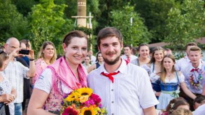 Bild: Christian Skiefe
Tina Bayer und Adrian Lutter grüßen als Oberkirwapaar 2019 in Etzelwang.