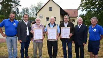 Bild: bey
DJK-Vorsitzender Robert Zirngibl, Bürgermeister Anton Kappl (von links), 2. DJK-Vorsitzender Helmut Süß, DJK-Vizepräsident Siegmund Balk (von rechts) überreichten die Ernennungsurkunden zum Ehrenmitglied an Josef Hartwig, Josef Dirschedl und Karl Bodensteiner (von links, mit Urkunden).