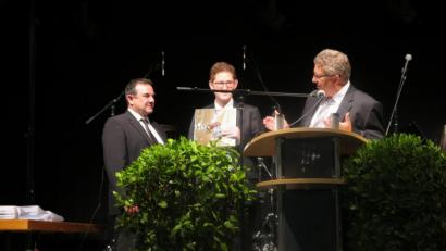 Bild: jzk
Realschuldirektor German Helgert und Fachoberlehrer Mathias Frischholz verabschieden Stadtpfarrer Konrad Amschl (von rechts) mit einem originellen Geschenk.