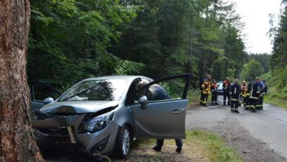 Bild: dob
Der 84-jährige Weidener steuerte vermutlich nach einer Herzattacke frontal an einen Baum. Er überlebt nicht. Seine Ehefrau zieht sich durch den Aufprall schwerste Verletzungen zu.