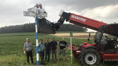 Bild: eig
Der alte Wegweiser steht wieder, die Freien Wähler haben ihn restauriert: Günther Meißner, Hans Wittmann, Dieter Schubert, Lothar Meißner, Ernst Zilbauer (von links); oben in der Schaufel Tobias Groß (links) und Oswald Lingl.