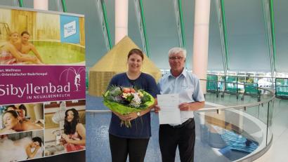 Bild: exb
Sibyllenbad-Leiter Gerhard Geiger gratulierte Anna-Lena Mickisch zur bestandenen Abschlussprüfung.
