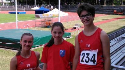 Bild: dob
Im städtischen Stadion an der Dantestraße in München hinterließen die drei Nachwuchsläuferinnen des Turnvereins Vohenstrauß Marie Brunner, Sophia Schuller und Selina Witerspan (von rechts nach links) eine hervorragende Visitenkarte.