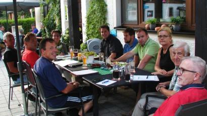 Bild: ld
Zur weiteren Vorbereitung der Sommerlounge 2020 traf sich das Vorbereitungsteam unter Leitung von Wolfgang Doleschal. Auch die Vorsitzende des Fördervereins Fichtelgebirge, Sybille Kießling (Mitte), war anwesend.