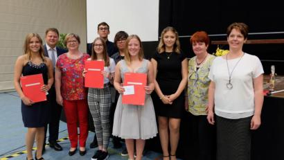 Bild: exb
Die drei Besten jeder Klasse wurden besonders hervorgehoben und erhielten jeweils einen Gutschein von der Schule und ein Geschenk von der Stadt als Anerkennung ihrer guten Leistungen. Im Bild (von links) Hannah Ziegert, Zweiter Bürgermeister Stefan Grillmeier, Rektorin Gisela Kastner, Annegret Prade, Maurice Choroba, Moritz Krauß, Leonie Reif, Angelina Langer und die Klassenleiterinnen Monika Beer-Helm (10) und Tanja Zeus (9).
