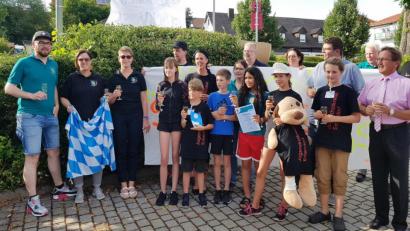 Bild: njn
Als Landessieger erhielten die "Stonewood-Kids" nach ihrer Rückkehr einen hochkarätigen Empfang. Bürgermeister Hans Donko (rechts) ließ es sich ebenso nicht nehmen, die Sieger willkommen zu heißen, wie BRK-Kreisgeschäftsführer Holger Schedl (Dritter von rechts). Mit auf dem Bild unter anderem (von links) BRK-Bereitschaftsleiter Sven Lehner sowie Natalie Wölfl, Birgit Schneider und Hugo Hofmann (Zweiter von rechts) vom Kreisverband.