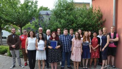 Bild: ak
Sonderschulrektorin Franziska Schubert (Dritte von links) gratuliert zwölf Schülern zu ihrem Abschluss. Der Dank von Klassensprecherin Johann Sattler (Siebte von rechts) gilt den Lehrkräften Melanie Iadonisi (rechts daneben), Jasmin Heindl, Brigitte Koch (vorne von rechts) und Oliver Steinberg (links).