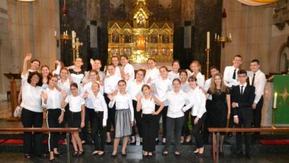 Bild: hcz
"Zvanika" mit Leiterin Ivanka Deliyska (vorne, links) begeistert fast 200 Besucher in der Josefskirche.