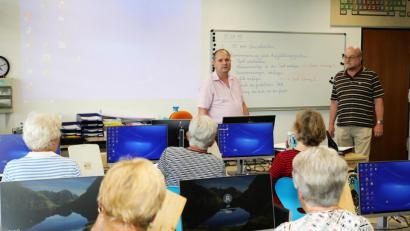 Bild: njn
Die Senioren wird PC-Fachmann Jürgen Braun (stehend links) an zwei Nachmittagen in die Welt der Computer entführen. Mit auf dem Bild Projektleiter Roland Lochner (rechts).