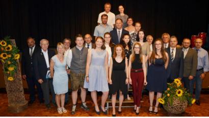 Bild: dob
Katja Wildenauer aus Eslarn (vorne, mit schwarzem Kleid) ist mit einem Notendurchschnitt von 1,89 beste M-10-Absolventin der Pfalzgraf-Friedrich-Mittelschule. Marie Liegl aus Moosbach (Mitte, hellblaues Kleid) hat den selben Schnitt erreicht. Wildenauer wies jedoch in den Prüfungsfächern ein noch besseres Ergebnis vor. Aus der Ganztagsklasse überzeugte Kimberly McGibbon (vorne, Zweite von rechts) mit einem Schnitt von 1,8. Dahinter folgte Pauline Semen (vorne, rechts) mit 1,9. Beide kommen aus Altenstadt/Vohenstrauß.