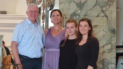 Bild: rha
Mezzosopranistin Eleanor Nemeth-Patton (Mitte) erfreut in Vilseck ein letztes Mal mit ihrem Gesang, begleitet von Franz Winklmann an der Orgel und von Ronja und Julia Rosemann mit ihren Streichinstrumenten.