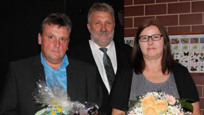 Bild: heb
Nachdem die Töchter die Schule verließen, wurden der langjährige Elternbeiratsvorsitzende Mario Franz (links) und Elternbeirätin Monika Santl (rechts) von Rektor Wilhelm Trisl bei der Entlassfeier verabschiedet.