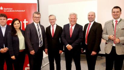 Bild: Hirsch
Dr. Florian Hartleb, Jana Fix, Martin Birner, Werner Heß, Heribert Lautenschlager, Thomas Neidl und Thomas Ebeling (von links) sprachen beim Sparkassenforum in der Spitalkirche.