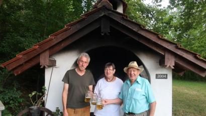 Bild: Hirsch
Vorsitzender Josef Stangl (rechts) und seine Frau Erika (Mitte) stoßen mit dem Dritten Bürgermeister der Gemeinde Schwarzenfeld, Gerhard Peter (links), auf ein gutes Gelingen des Backofenfestes am nächsten Samstag an.