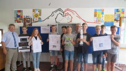 Bild: jzk
Realschuldirektor German Helgert (links) ist sehr angetan von der Leistung der Achtklässler von Physiklehrer Ralf Bäuml (Vierter von rechts) zum Apollo-Projekt.