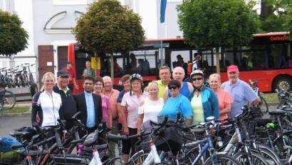 Bild: bkr
Die Mehlmeiseler Radwallfahrer mit Diakon Franz Lautenbacher (rechts), Pater Josef, Fuchsmühl (Dritter von links), und Monika Kainz (links).