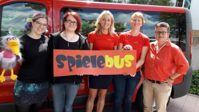 Bild: Hollederer, Christine
Vera Kaltenecker, Alisa Friedl (Studentinnen OTH Amberg-Weiden), Claudia Mai (kommunale Jugendpflegerin Amberg-Sulzbach), Anita Kinscher (Projektleiterin Spielebus) und die Geschäftsführerin des Kreisjugendrings Amberg-Sulzbach, Daniela Ludwig (von links) freuen sich auf den Tour-Start von Maxl, dem Spielebus.