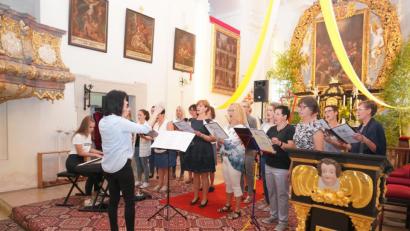 Bild: fvo
Angelika Hederer dirigiert die Quersinger. Sie werden von Pia Bildl (links) am E-Piano begleitet.