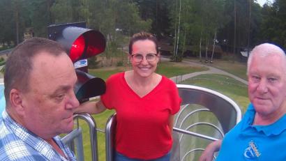 Bild: Kunz
Ab sofort wird nur noch bei Grün gerutscht. Klaus Kunz, Ilona Forster und Oskar Dagner (von links) stellen am Freitag die neue Ampelanlage auf der Freefall-Rutsche vor.