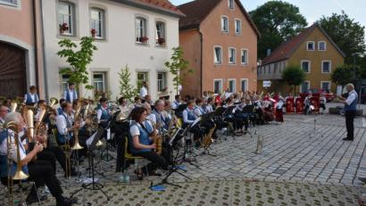 Bild: jr
Einige Stücke spielten die Blaskapelle Konnersreuth (vorne) und die Blaskapelle Ernestgrün (hinten rechts) gemeinsam. Ganz rechts im Bild Dirigent Armin Scharnagl.