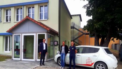 Bild: aja
Den Strom für das gemeindeeigene E-Mobil kommt aus der Photovoltaik, berichten (links) Bürgermeister Hans-Jürgen Strehl und (rechts) Geschäftsstellenleiter Andreas Kredler dem Klimaschutz-Koordinator des Landkreises, Joachim Scheid.
