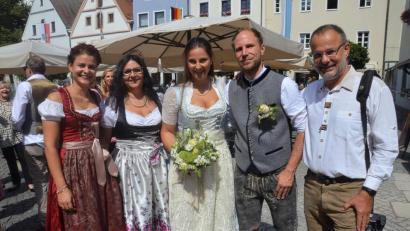 Bild: Kunz
Gaben sich das Ja-Wort: Sarah Stangl und Dirk Goldschmidt mit Trauzeugin Theresa Stangl (links) und Brauteltern.
