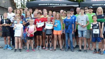 Bild: exb
Die Gesamtsieger des OVL-Cups 2019 wurden nach dem letzten Lauf in Schönsee von Anton Bauernfeind (links), dem Vorsitzenden der Oberpfälzer Laufsport Freunde, ausgezeichnet.