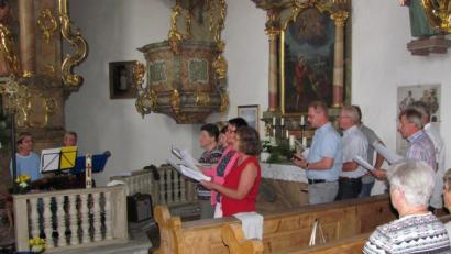 Bild: sei
Das Duo Raureif begeistert zusammen mit den Kolping-Singers mit neuen geistlichen Liedern in St.Moritz.