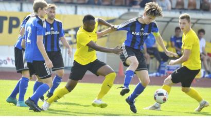 Bild: Ziegler
Die Amberger Banding Jawara (Mitte links) und der dreifache Torschütze Martin Popp (rechts hinten) stellen den ballführenden Weidener Kapitän Tim Roith (Mitte), der in der 86. Spielminute mit Gelb-Rot vom Platz musste.&nbsp;